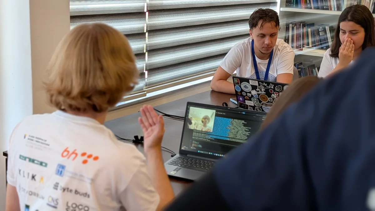 Učesnici STEM Youth Campa rade zajedno na praktičnoj radionici